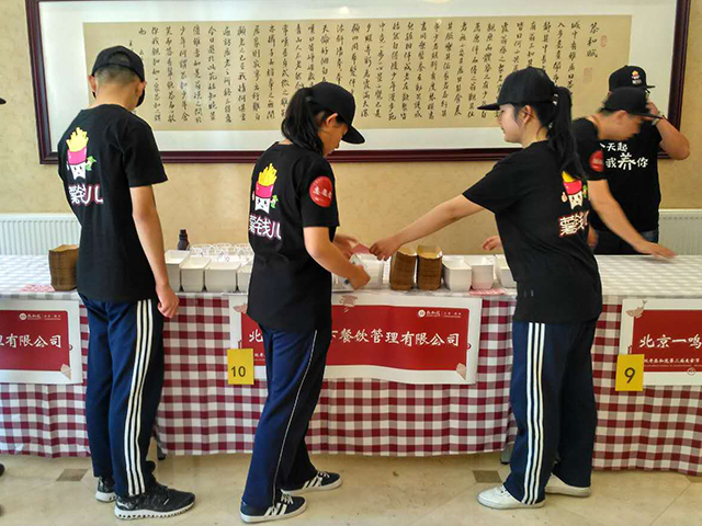 劲松职高老年人服务与管理专业学生到恭和苑参加美食节志愿服务活动