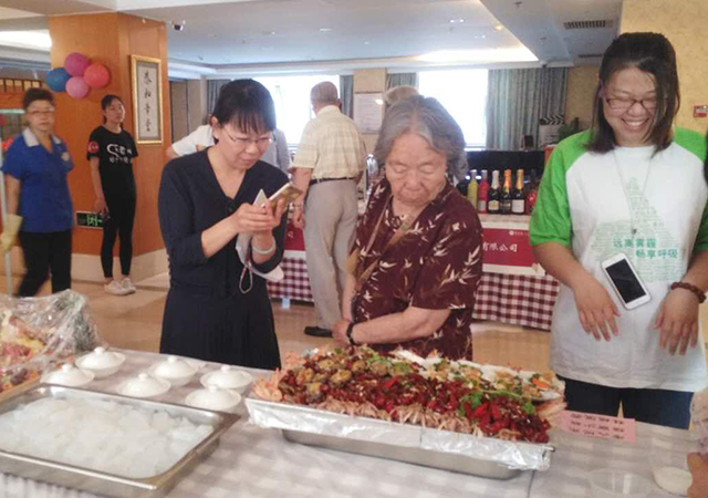 劲松职高老年人服务与管理专业学生到恭和苑参加美食节志愿服务活动