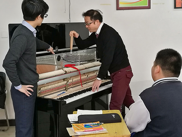 快来看！来自日本Kawai钢琴制造企业的专家正在劲松职高授课