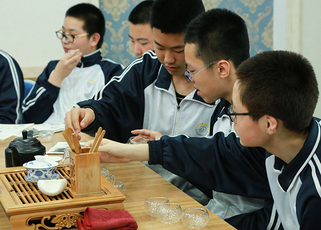 北京市第十七中学学生在北京市劲松职业高中参加职业体验活动