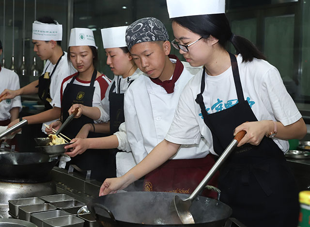 即将远游的学子，从课堂走进厨房——北京四中学生中餐烹饪培训活动圆满结束