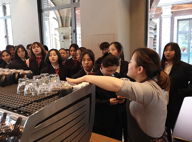 劲松职高西餐专业女生班走进北京坊星巴克咖啡旗舰店进行咖啡专业知识培训和体验