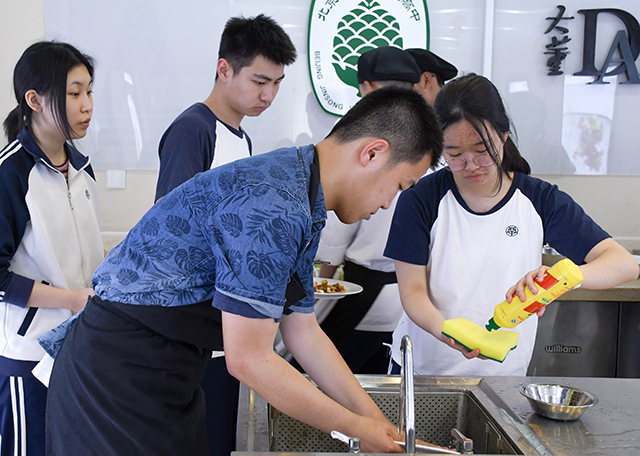 让自己成为生活的强者—— 北京四中国际校区学生中餐培训活动