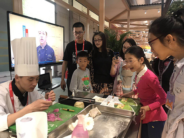 北京市劲松职业高中旅游服务专业集群完成亚洲美食节展示活动