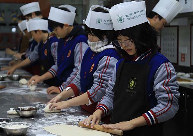 中央美术学院附属实验学校学生在北京市劲松职业高中参加劳动教育与职业体验活动