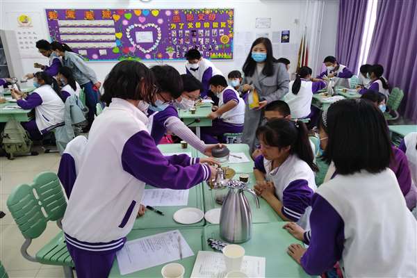 北京市劲松职业高中为朝阳区两所中学举办劳动教育课