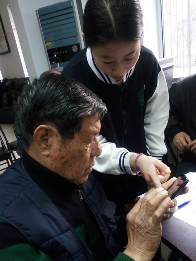 北京市劲松职业高中走进管庄西里社区帮助社区居民玩转智能手机