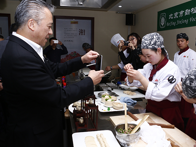 李锦记集团管理层一行到劲松职高与希望厨师订单班进行交流体验活动