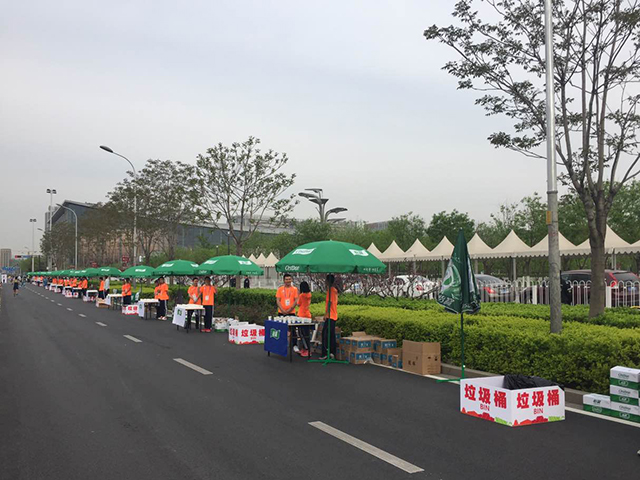 北京市劲松职业高中学生助力北京国际长跑节