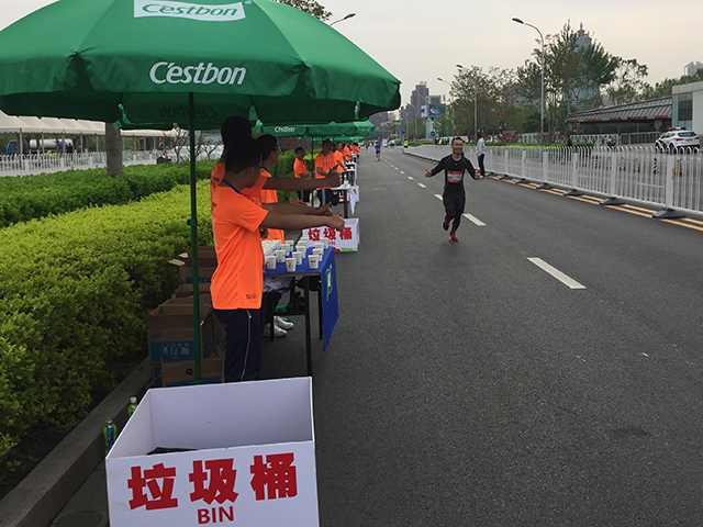 北京市劲松职业高中学生助力北京国际长跑节