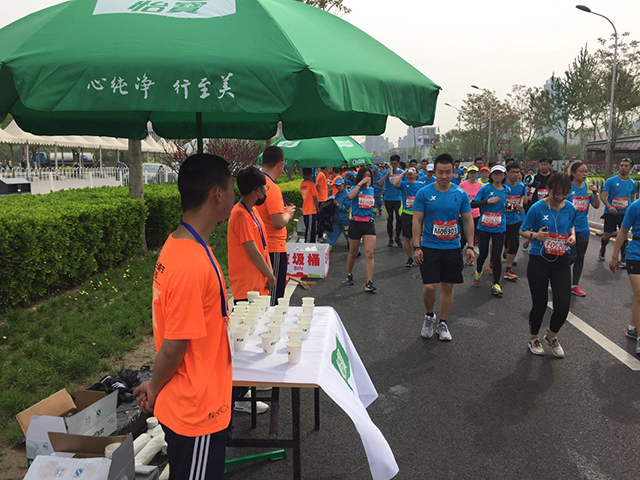 北京市劲松职业高中学生助力北京国际长跑节
